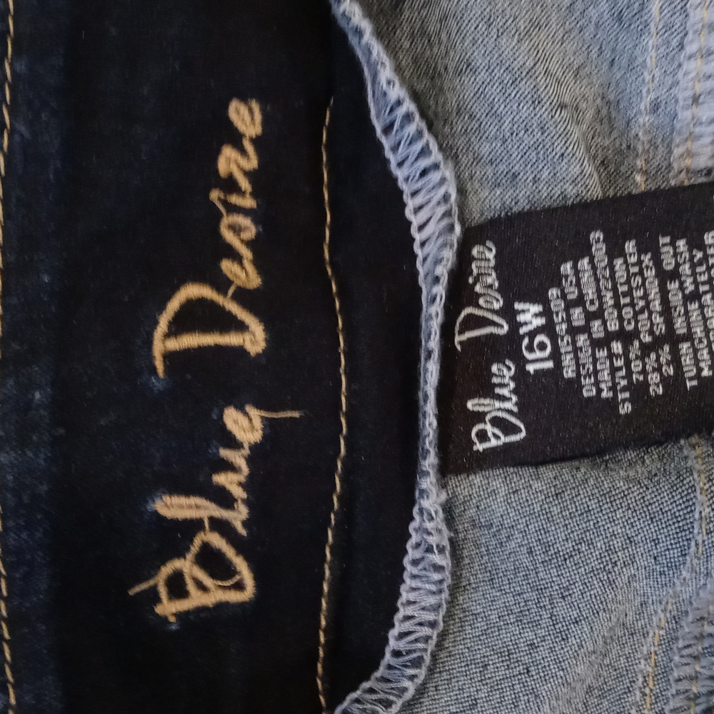 Blue Desire Size 16W Pull On Stretch Capri Jeans